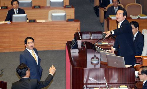 새누리당 이정현 대표가 25일 오후 국회 대표실에서 열린 김재수 농식품부장관의 해임건의안 의결과 관련된 긴급 최고위원회의에서 발언하고 있다. 박명재 사무총장 앞에 