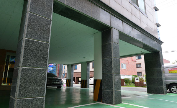대구시내 일부 원룸과 다세대주택들이 주차할 공간을 남기기 위해 1층에 벽 없이 기둥만 두는 