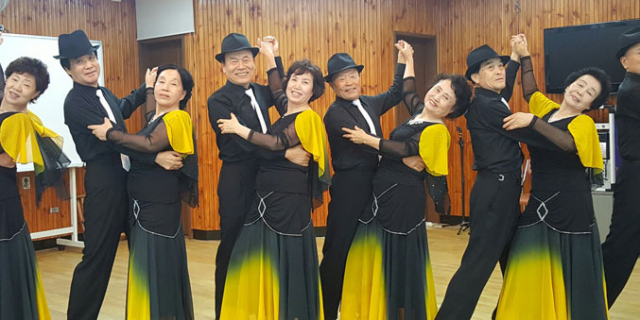 대구시노인종합복지관 프로댄스반 회원들이 대회 출전용 옷으로 갈아입고 포즈를 취하고 있다. 정욱진 기자