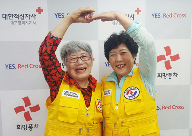 20년 넘게 노노케어 봉사를 하고 있는 황광자(오른쪽) 씨와 고순교 씨는 