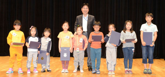 한국가스공사 김점수 기획본부장은 23일 가스공사 사회공헌버스 출범식에서 사랑나눔 그리기 대회에 참여한 어린이들을 축하했다. 한국가스공사 제공