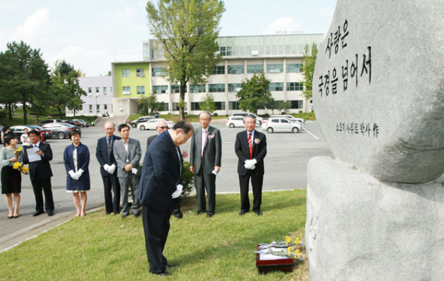 쇼오지 사브로 박사 기념비 제막식.