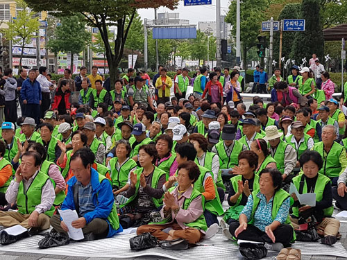 유명 포도 주산지인 상주시 모동면 일원에 한 영농조합법인이 상주시에 대규모 거위 농장 축사확대를 신청하자 주민 250여 명이 27일 오전 상주시청 앞에서 시의 계획서 반려를 요구하는 시위를 벌였다. 고도현 기자