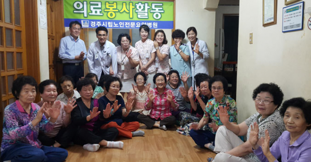 지진으로 불안 증세를 겪는 노인들이 심리상담 치료를 받은 후 한결 편안한 모습을 하고 있다.