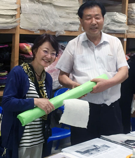 27일 오후 일본 여배우 구로다 후쿠미(왼쪽)가 안동시 풍산읍 한지체험관을 방문해 안동 한지를 선물로 받고 있다. 안동시는 이번 투어단 방문을 계기로 일본 관광객 유치에 총력을 기울일 방침이다. 안동시 제공
