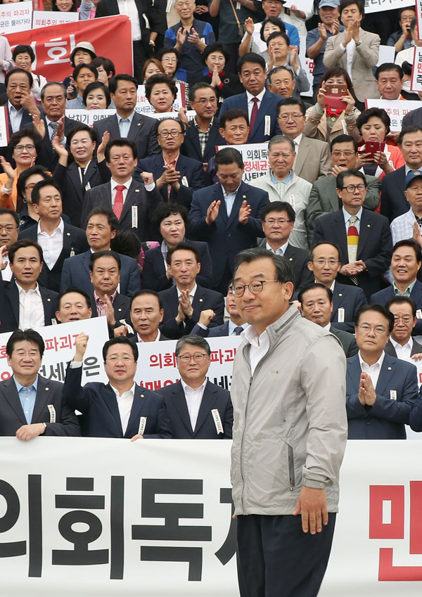 새누리당 이정현 대표가 28일 오후 국회 본청 앞에서 열린 정세균 국회의장 사퇴 촉구 당원 규탄대회에서 당원들에게 인사하고 있다. 연합뉴스