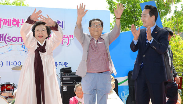 송해 씨는 지난 5월 달성군노인복지관에서 어르신 3천여 명을 초청해 \