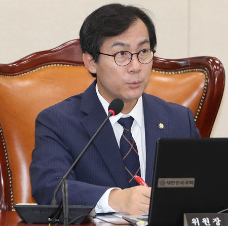 새누리당 소속인 김영우 국회 국방위원장이 29일 오후 국회 본청 국방위 회의실에서 방위사업청 등에 대한 국정감사를 주재하고 있다. 연합뉴스