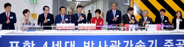 박근혜 대통령이 29일 포항 가속기연구소에서 열린 4세대 방사광가속기 준공식에서 가속기 모형을 보며 박수치고 있다. 왼쪽부터 이강덕 포항시장, 김정재
