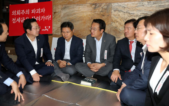 새누리당 정진석 원내대표가 29일 오전 국회 본청에서 정세균 국회의장의 사퇴를 촉구하는 릴레이 단식을 시작하고 있다. 앞서 단식을 시작한 새누리당 이정현 대표는 이날까지 나흘째 단식을 이어갔다. 연합뉴스