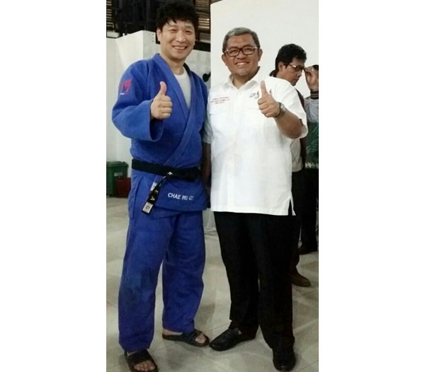 인도네시아 전국체전에서 서자바주의 우승을 이끈 채무기(왼쪽) 유도 감독과 서자바주 헤르야완 주지사. 경북체육회 제공