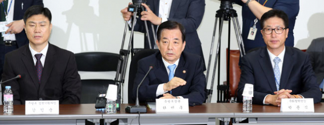 국방부는 30일 경북 성주 롯데골프장을 사드 배치 지역으로 새로 결정해 발표했다. 이에 앞서 한민구 국방장관이 국회 본청에서 열린 새누리당 북핵