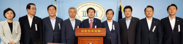 30일 오후 새누리당 경북지역 의원들이 국회 정론관에서 국방부의 사드 배치 부지 확정을 지지하는 기자회견을 하고 있다. 연합뉴스