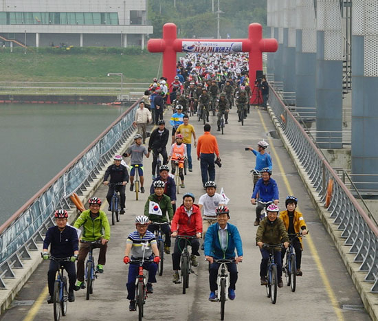 제4회 낙동강 호국길 자전거 대행진에 참가한 1천500여 라이더들이 칠곡보 공도교에서 힘차게 출발하고 있다. 이영욱 기자