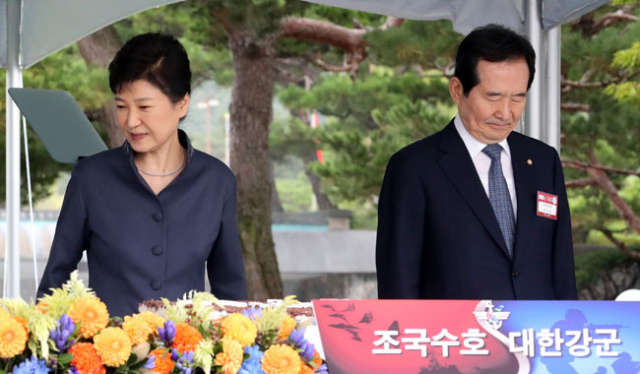 박근혜(왼쪽) 대통령과 정세균 국회의장이 1일 계룡대에서 열린 제68주년 국군의 날 경축연 행사에서 다른 곳을 보고 있다. 연합뉴스