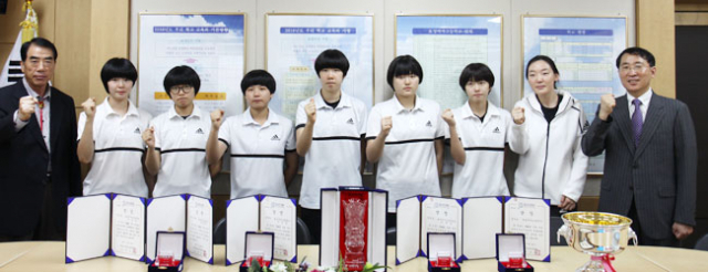 제46회 추계 전국남녀중고농구연맹전 여고부에서 준우승을 차지한 대구 효성여고 선수단이 포즈를 취했다. 효성여고 제공