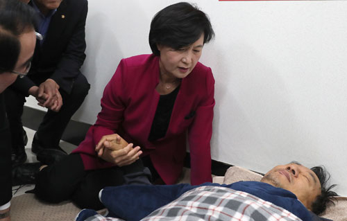 더불어민주당 추미애 대표가 2일 오후 국회에서 단식 일주일을 맞은 새누리당 이정현 대표를 방문해 단식 중단을 권유하고 있다. 지난달 26일 김재수 농림축산식품부 장관 해임건의안 본회의 통과와 그 과정에서 정세균 국회의장의 정치적 중립 의무 위반을 이유로 단식에 들어간 이 대표는 거동과 대화가 불편할 정도로 활력이 떨어진 상태다. 연합뉴스