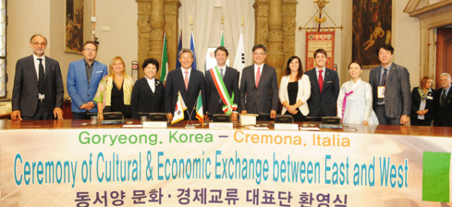 지난달 29일 이탈리아 크레모나시를 방문한 곽용환 고령군수 일행을 지안루카 갈림베르티 크레모나 시장이 환영해주고 있다. 고령군 제공