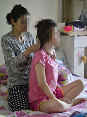 희귀 뇌종양 척삭종을 앓고 있는 언니 김지원(가명) 씨와 그를 간호하는 동생 김소원(가명) 씨.