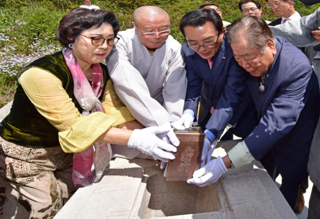 대견사는 경내에 금강계단(金剛戒壇)을 짓고 부처님 진신사리 봉안과 사경(寫經) 등의 복장식을 가졌다. 사진은 왼쪽부터 류병선 대구불교총연합회 신도회장, 성문 스님( 조계종 중앙종회 의장), 김문오 달성군수, 정영호 단국대 석좌교수(불교석조미술전문가). 대견사 제공