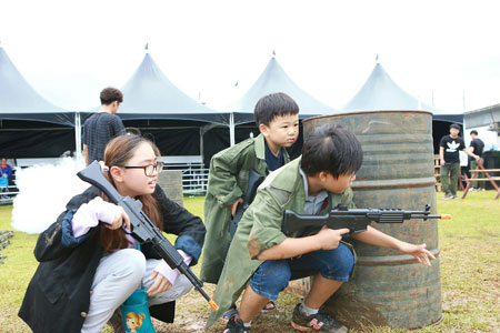 낙동강 칠곡보 생태공원 일원에서 열린 제4회 낙동강세계평화 문화 대축전이 28만여 관람객을 기록하고 3일 대단원의 막을 내렸다. 축전장을 방문한 어린이들의 전투 체험 장면. 칠곡군 제공