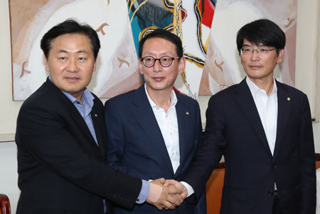 여야 3당 원내수석부대표가 3일 오후 국회에서 오찬회동 브리핑에 앞서 손을 맞잡고 포즈를 취하고 있다. 국민의당 김관영(왼쪽부터)