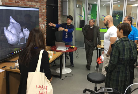 지난달 30일 동대구벤처밸리의 크리에이티브팩토리를 방문한 팔레스타인 일행들이 IT 신기술을 체험하고 있다. 크리에이티브팩토리 제공