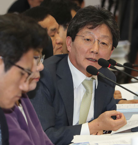 새누리당 유승민 의원이 4일 오후 서울 중구 한국은행에서 열린 국회 기획재정위원회의 국정감사에서 이주열 한은 총재에게 질의하고 있다. 연합뉴스 　