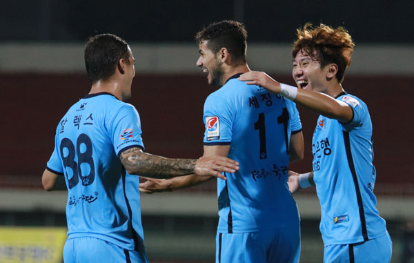 대구FC의 세징야가 5일 충주종합운동장에서 열린 K리그 챌린지 충주와의 원정 경기에서 전반 12분 골을 터뜨린 뒤 환호하고 있다. 대구FC 제공