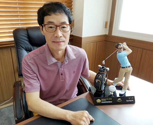 골프 경력 10년 만에 생애 첫 홀인원을 한 권우식 씨가 샷을 하는 본인의 캐릭터를 새긴 