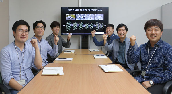 DGIST 미래자동차융합연구센터 연구팀(오른쪽 가운데가 정우영 센터장).