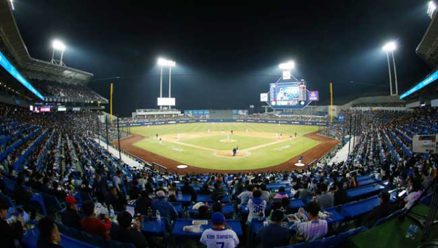 지난 4월 1일 2016 시즌 개막전 삼성 라이온즈와 두산 베어스의 경기가 열린 대구삼성라이온즈파크의 전경. 이날 야구장은 만원사례를 이뤘다. 연합뉴스