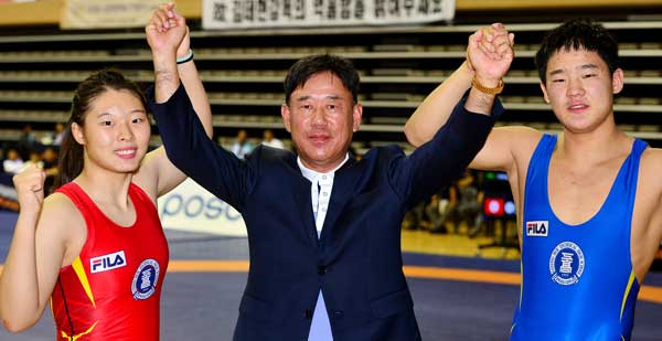 경북공고 레슬링팀을 후원하는 오무전력합자회사 김성호(가운데) 대표가 9일 충남 아산 이순신체육관을 찾아 제97회 전국체전에서 금메달을 딴 경북공고 최세은(왼쪽), 신동민 선수와 포즈를 취했다. 정운철 기자 woon@msnet.co.kr