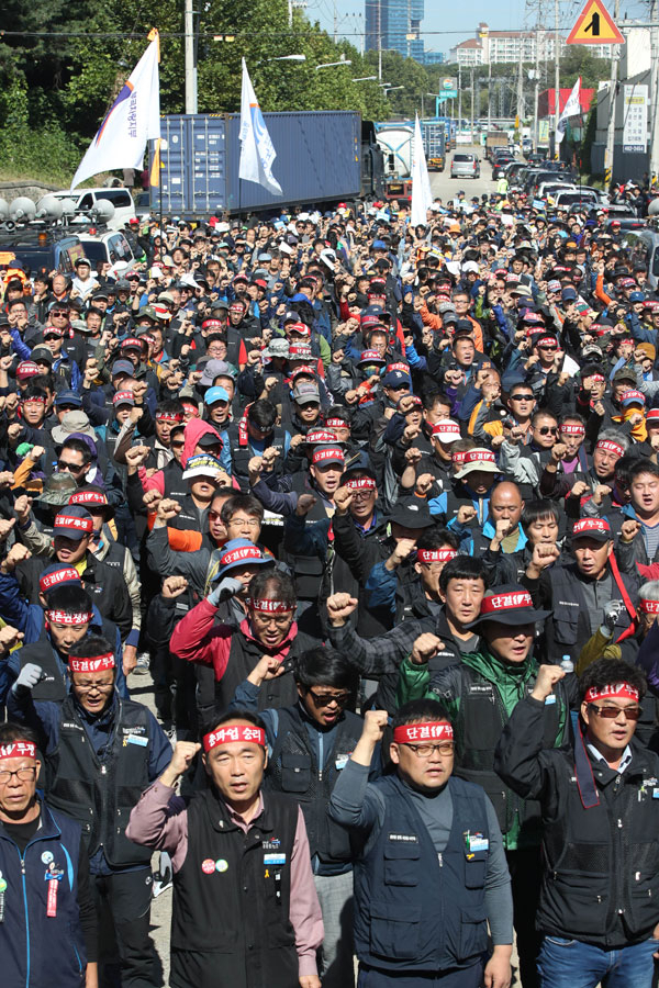 10일 부산 남구 감만부두 교차로에서 열린 화물연대 총파업 출정식에 참가한 조합원들이 구호를 외치고 있다. 한진해운 사태, 철도파업 장기화, 화물연대 운송 거부 등으로 물류대란이 우려되고 있다. 연합뉴스