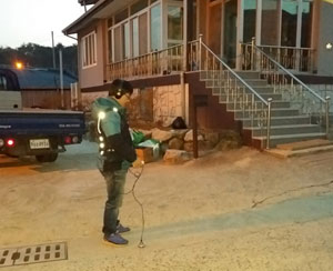 영주시 수도사업소 직원이 청음기로 수돗물 누수 탐사를 벌이고 있다. 영주시 제공
