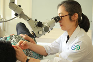 고령화에 따른 노인성 난청은 체계적인 청력 검사를 통한 조기 진단과 적극적인 치료가 필요하다. 이비인후과 병원에서 난청 환자가 진료를 받고 있다. 매일신문DB
