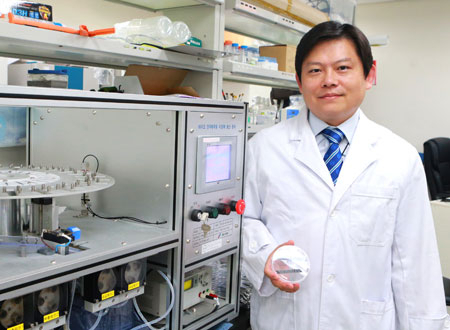 나노기술을 적용해 다공성 한방침을 세계 최초로 개발한 DGIST 에너지시스템공학전공 인수일 교수. DGIST 제공