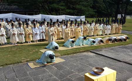 (사)유교문화보존회와 안동시는 9일 지난 5월부터 추진해 온 훈민정음 혜례본 목판 복각사업을 완성하고 책으로 엮은 혜례본 복각본을 세종대왕릉에 봉정하는 고유제를 열었다. 안동시 제공