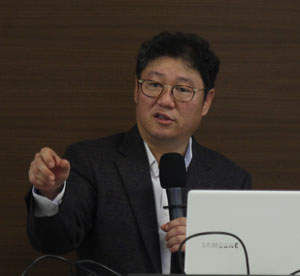 한국트렌드연구소 김경훈 소장이 매일신문CEO포럼 6주차 강의를 진행하고 있다. 배형욱 기자