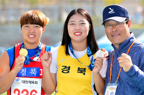 제97회 전국체전에서 각각 금ㆍ은메달을 목에 건 이우진(왼쪽)ㆍ우령 자매가 김종환 코치와 포즈를 취했다. 정운철 기자 woon@msnet.co.kr
