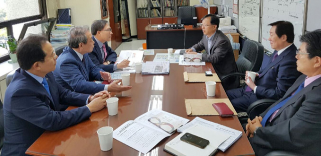 서원 경북도 문화관광체육국장과 경주시 숙박업계 대표들이 13일 오전 서울 여의도 중소기업중앙회를 방문해 경주관광 활성화 대책을 설명하고 있다. 경북도 제공