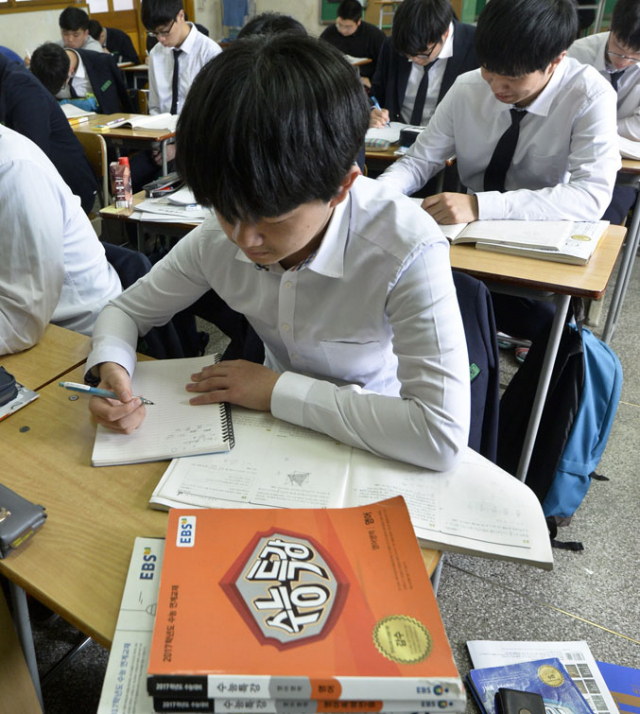 12일 경북고 3학년 학생들이 수능을 한 달여 앞두고 막바지 공부에 열중하고 있다. 우태욱 기자 woo@msnet.co.kr