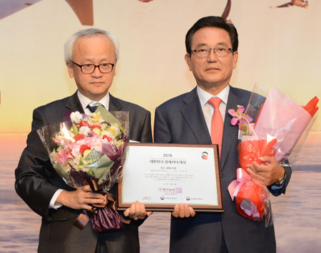 오른쪽 김문오 달성군수, 왼쪽 심사위원장 김근배 숭실대 교수