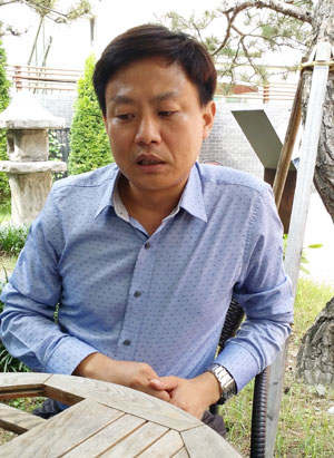 임강훈 이사가 대구 중구 근대거리에서 인터뷰하고 있다.