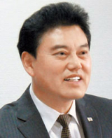 경북고·서울대. 전 뉴욕 부총영사. 전 태국 공사. 전 블라디보스토크 총영사. 전 우즈베키스탄 대사