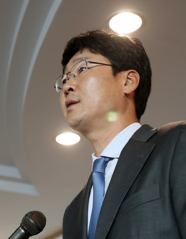 김한수 삼성 라이온즈 신임 감독이 17일 경산볼파크에서 열린 감독 취임식 직후 기자회견을 열고 취재진의 질문에 답하고 있다. 채정민 기자 cwolf@msnet.co.kr