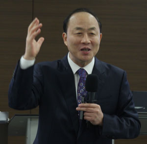 IGM세계경영연구원 우덕삼 원장이 매일신문 CEO포럼 7주차 강의를 진행하고 있다. 배형욱 기자