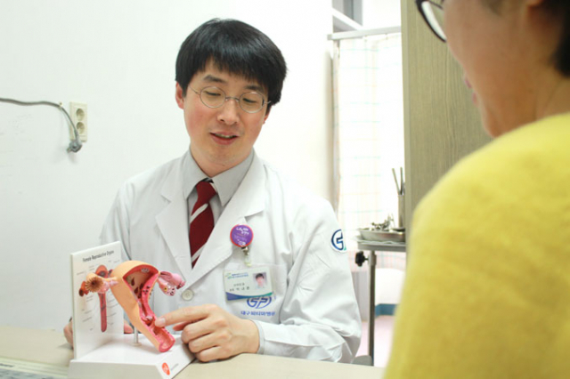 박내윤 대구파티마병원 산부인과 과장이 진료를 하고 있다. 대구파티마병원 제공