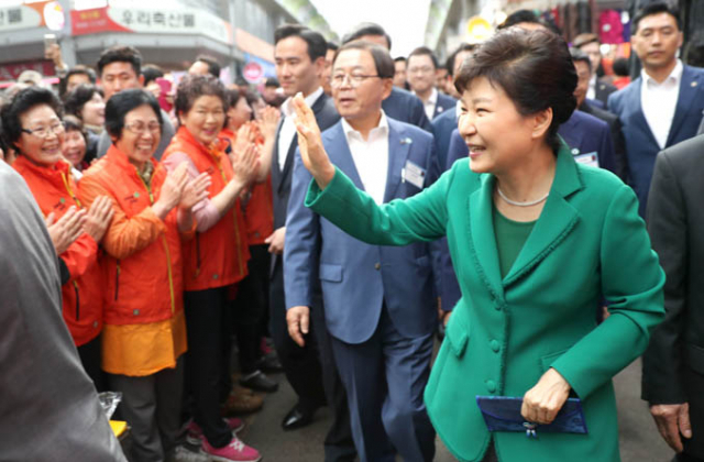 박근혜 대통령이 19일 구미 새마을중앙시장을 방문, 상인 및 시민들에게 인사를 하고 있다. 박 대통령은 새마을도시락으로 상인들과 점심을 나눴으며 이 자리에서 \
