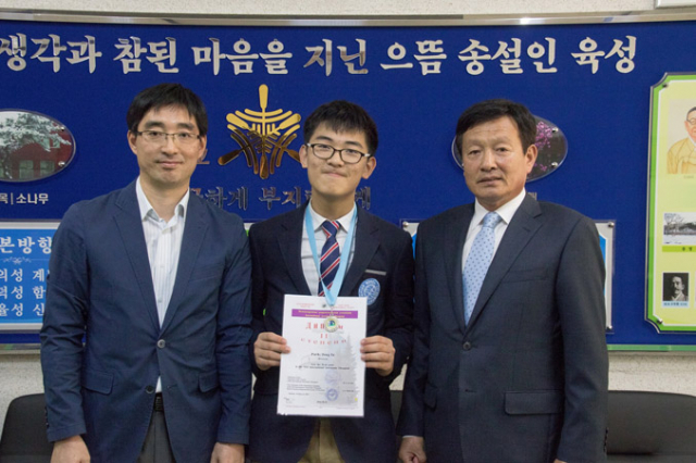 김천중학교 박종인(가운데) 학생이 국제천문올림피아드(IAO)에 한국 대표로 참가해 은메달을 획득했다. 김천중학교 제공